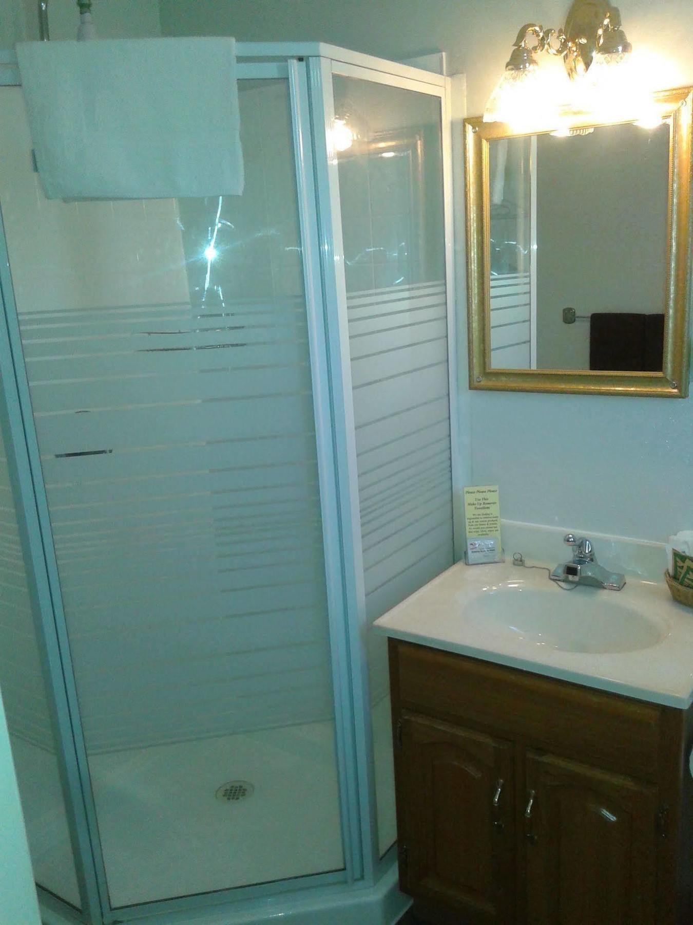 Capricorn Motel Royale 1000 Islands Lansdowne Экстерьер фото