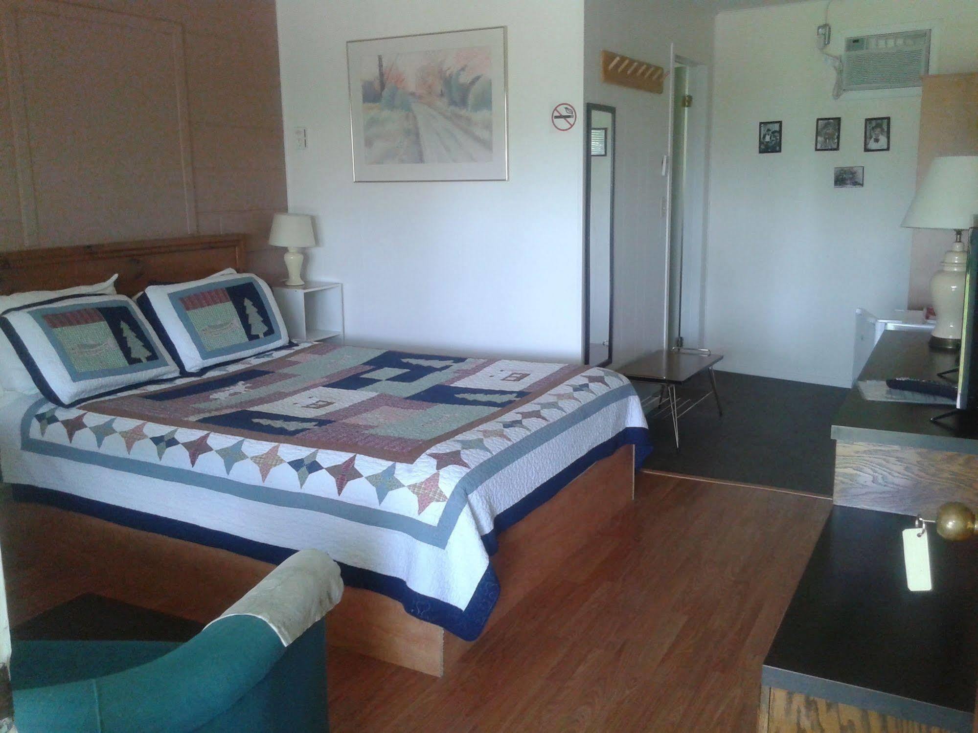 Capricorn Motel Royale 1000 Islands Lansdowne Экстерьер фото