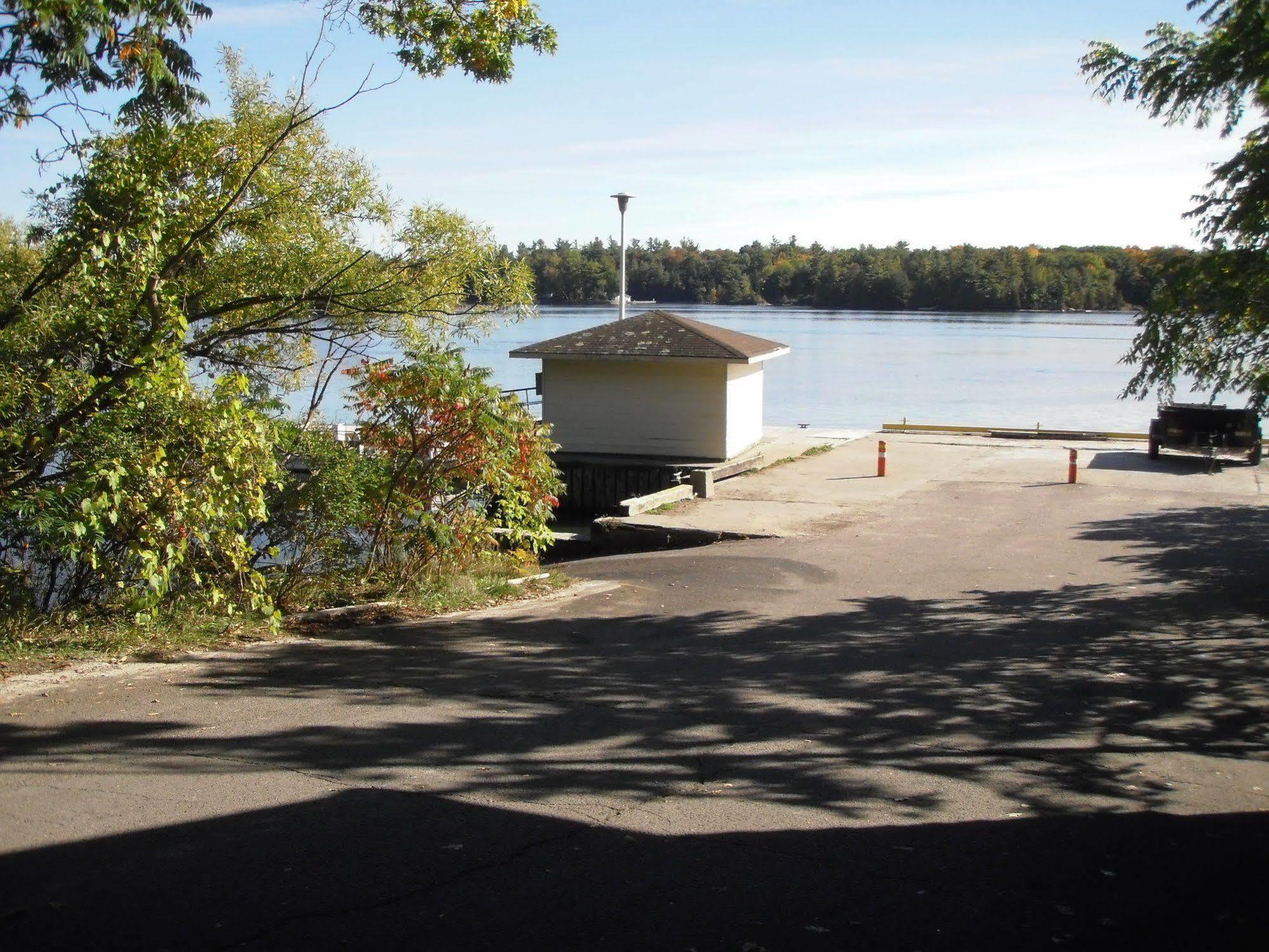 Capricorn Motel Royale 1000 Islands Lansdowne Экстерьер фото