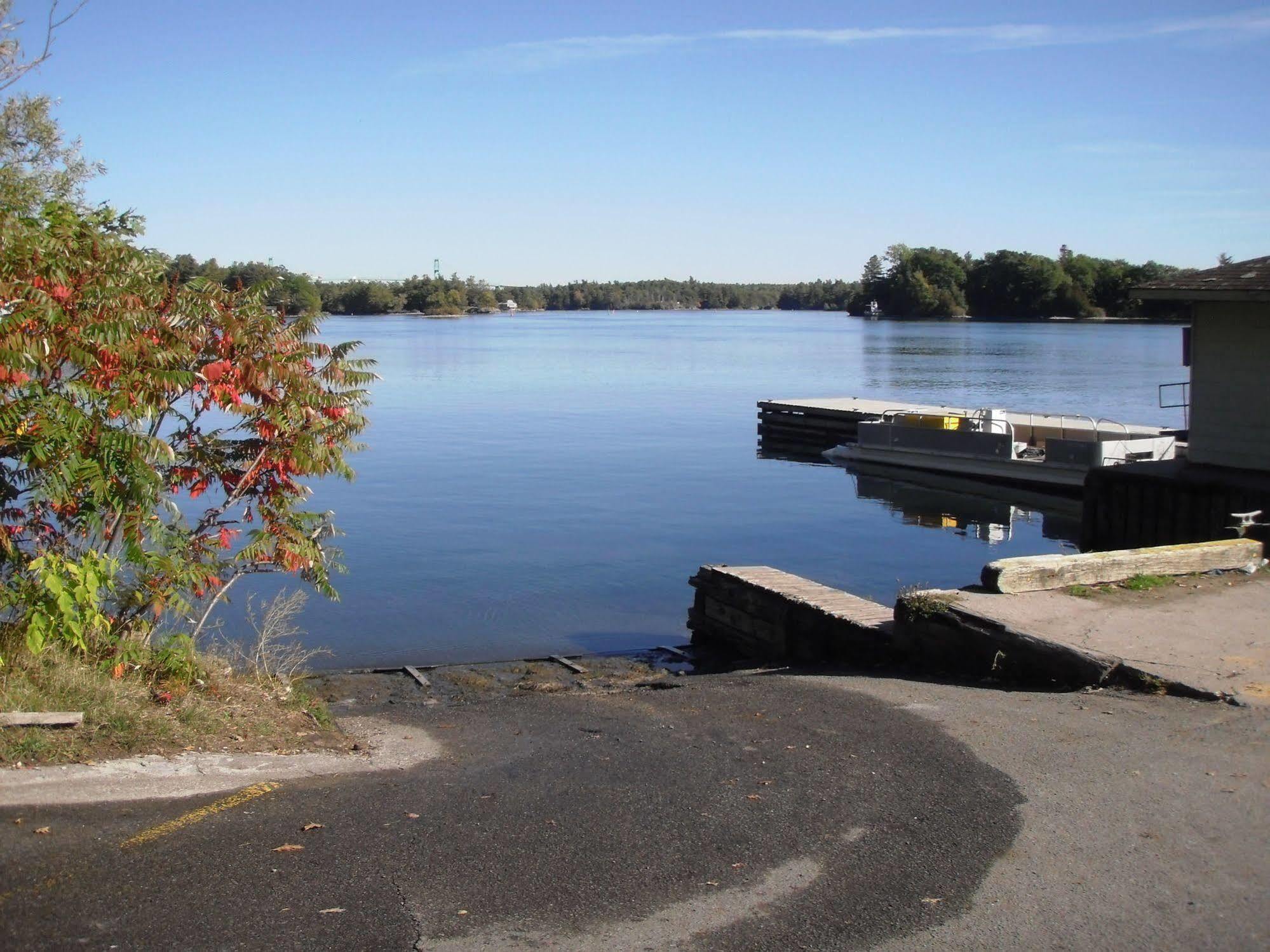 Capricorn Motel Royale 1000 Islands Lansdowne Экстерьер фото