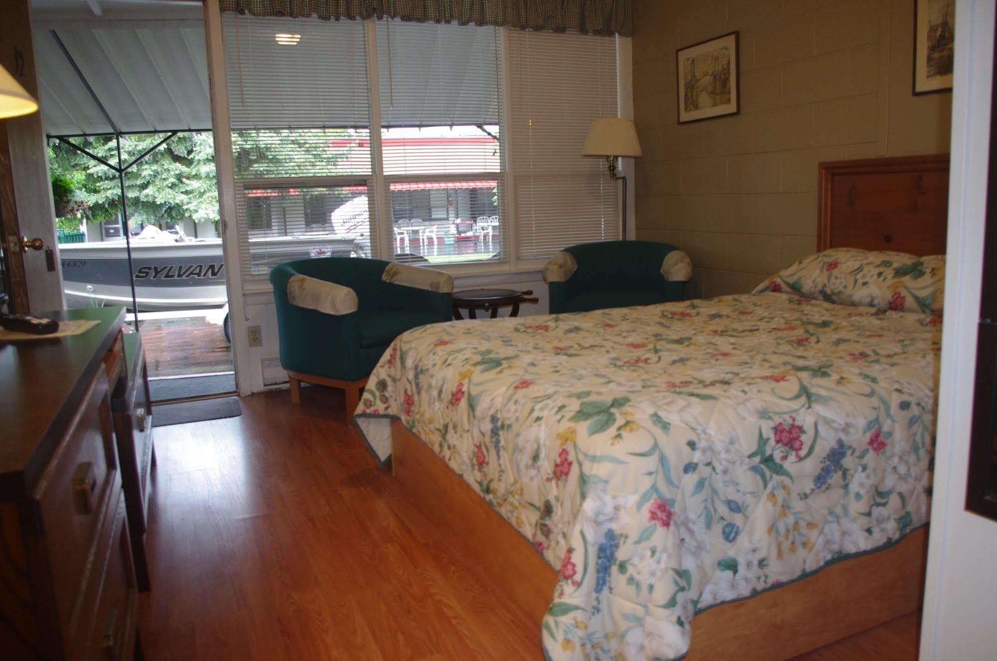 Capricorn Motel Royale 1000 Islands Lansdowne Экстерьер фото